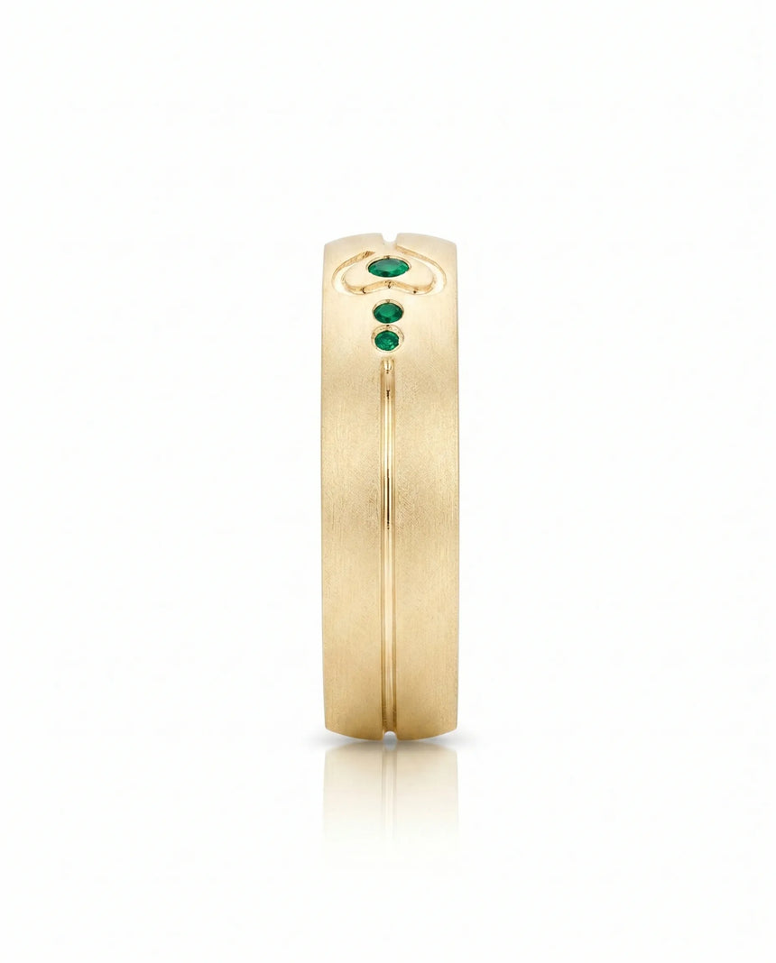 Modern emerald wide band ring in 18K yellow gold | SARATTI