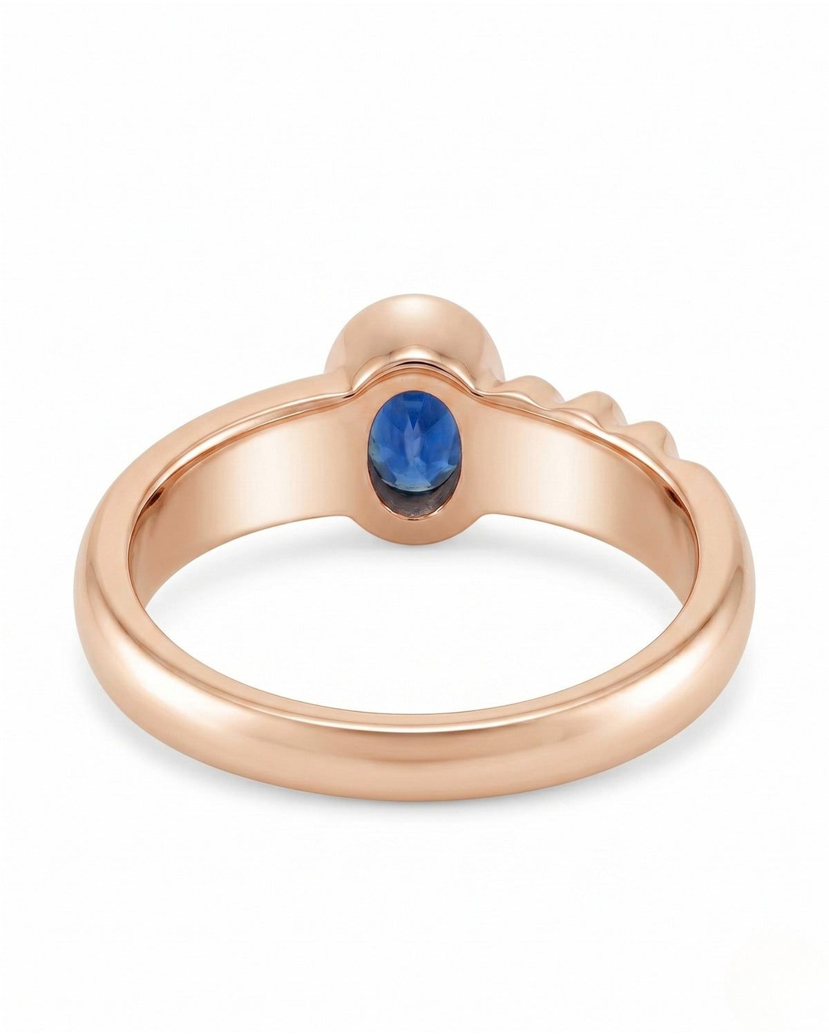 Modern oval sapphire ring with sculptural groove detail in polished 18K Rose Gold | SARATTI