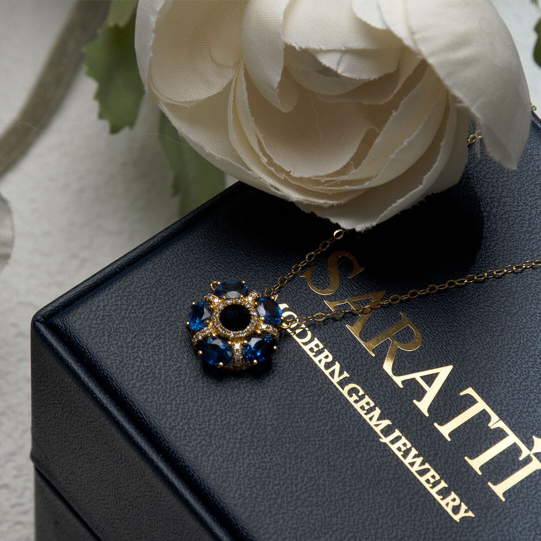 Etoile Zafiro Blue Sapphire Pendant against the Saratti Backdrop | Saratti Fine Jewelry