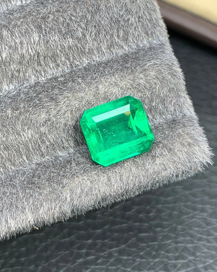 Natural Colombian Emerald emerald-cut gemstone showing broad Step-cut facets | SARATTI