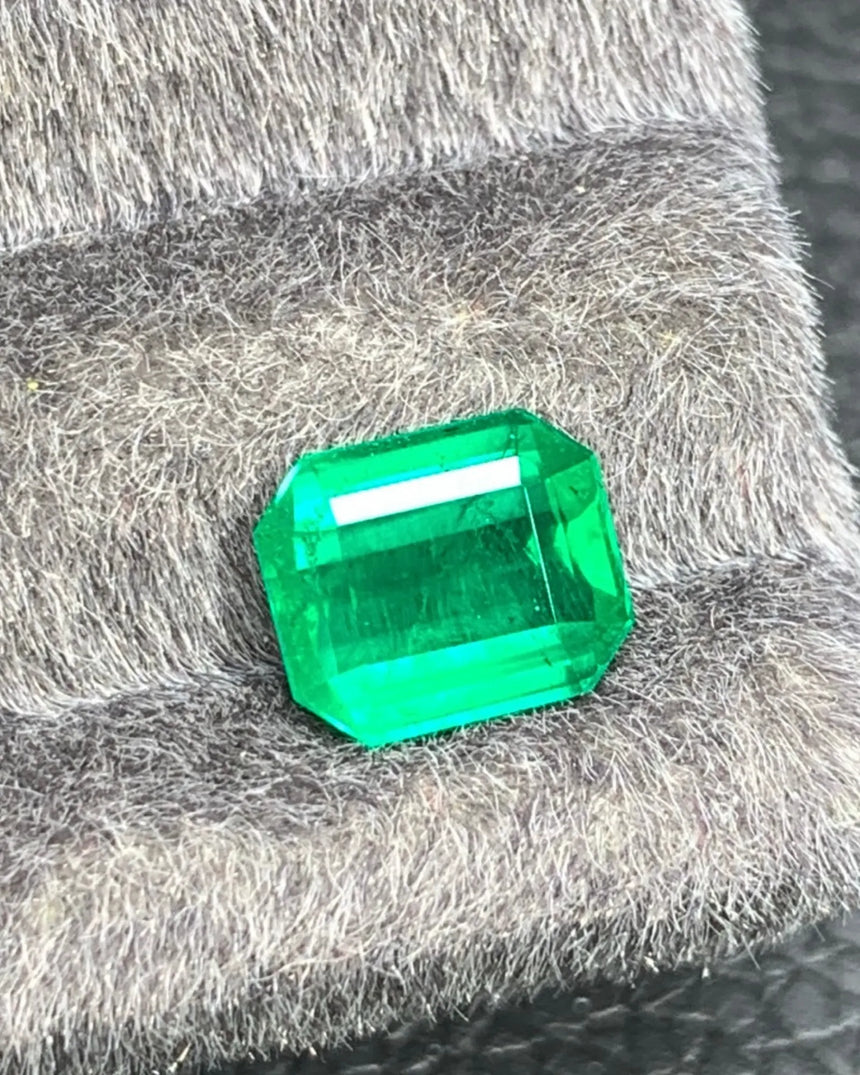 Natural Emerald emerald-cut loose gemstone showing broad Step-cut facets | SARATTI