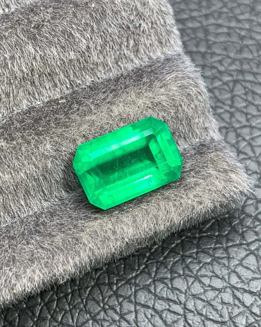 Natural Emerald showing Step-cut reflections and internal characteristics | SARATTI