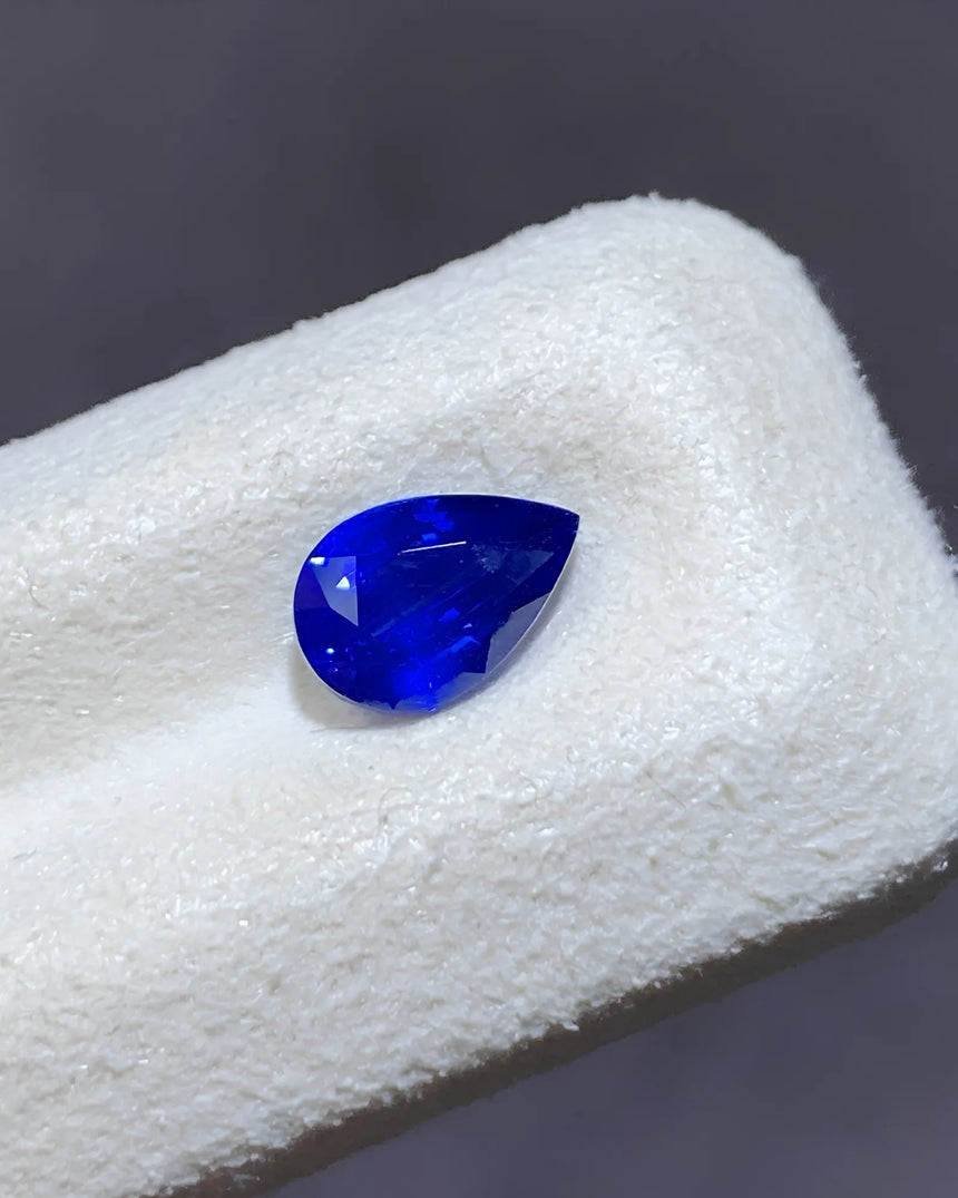 Natural Royal Blue Sapphire 7.91 × 5.44 × 3.85 mm view | SARATTI