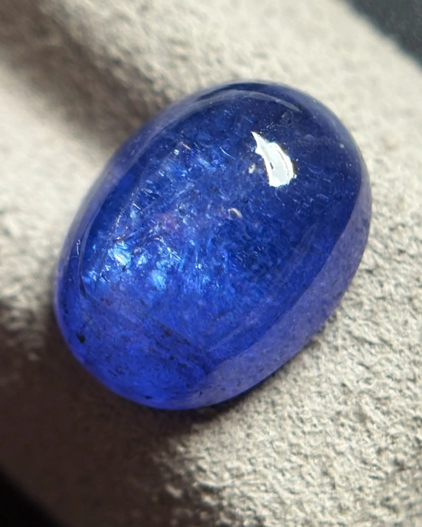 Natural Tanzanite oval cabochon measuring 13.3 × 10.2 mm | SARATTI