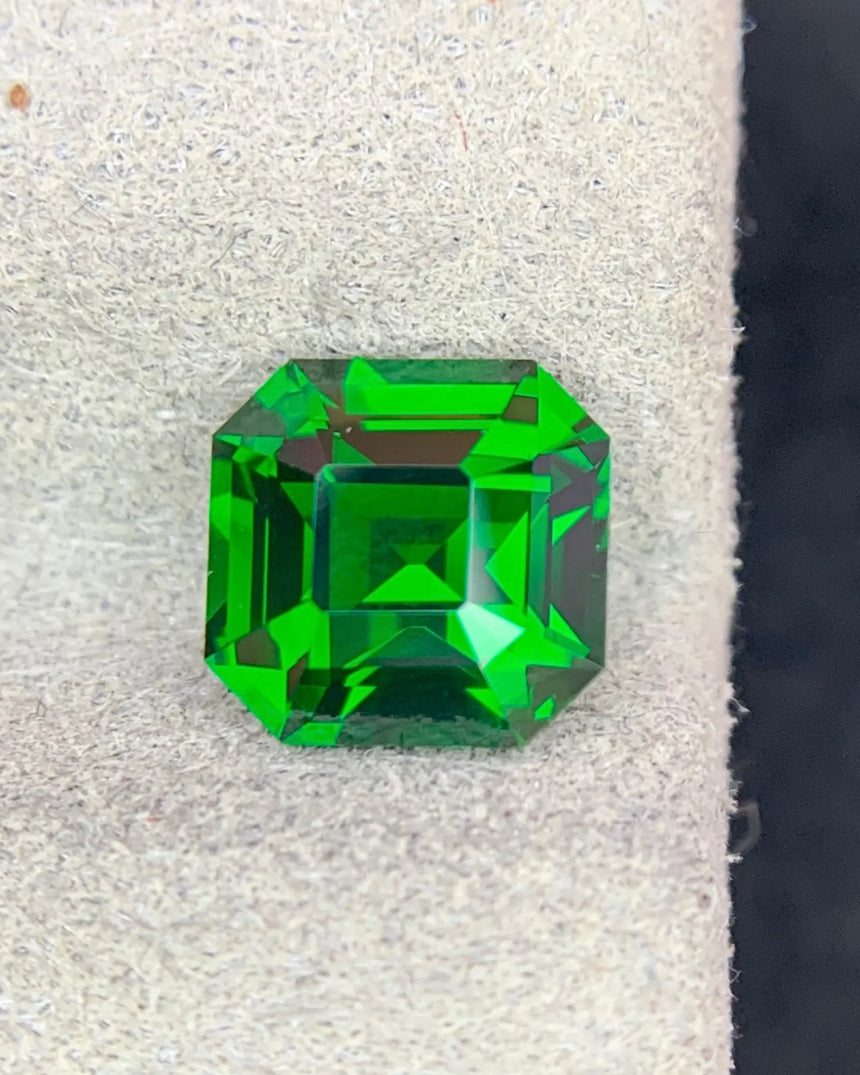 Natural Tsavorite Garnet loose gemstone 7.32 × 7.06 × 5.10mm | SARATTI