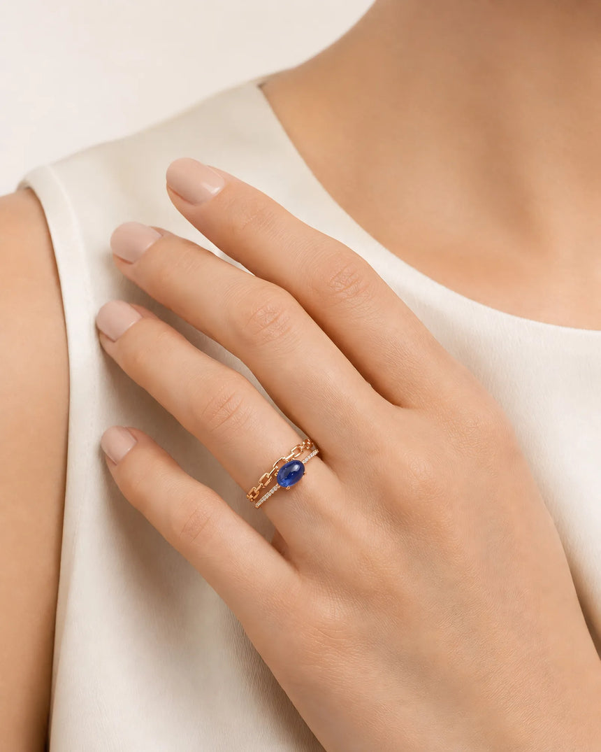 Natural blue sapphire ring with modern interlocking bands in 18K rose gold | SARATTI
