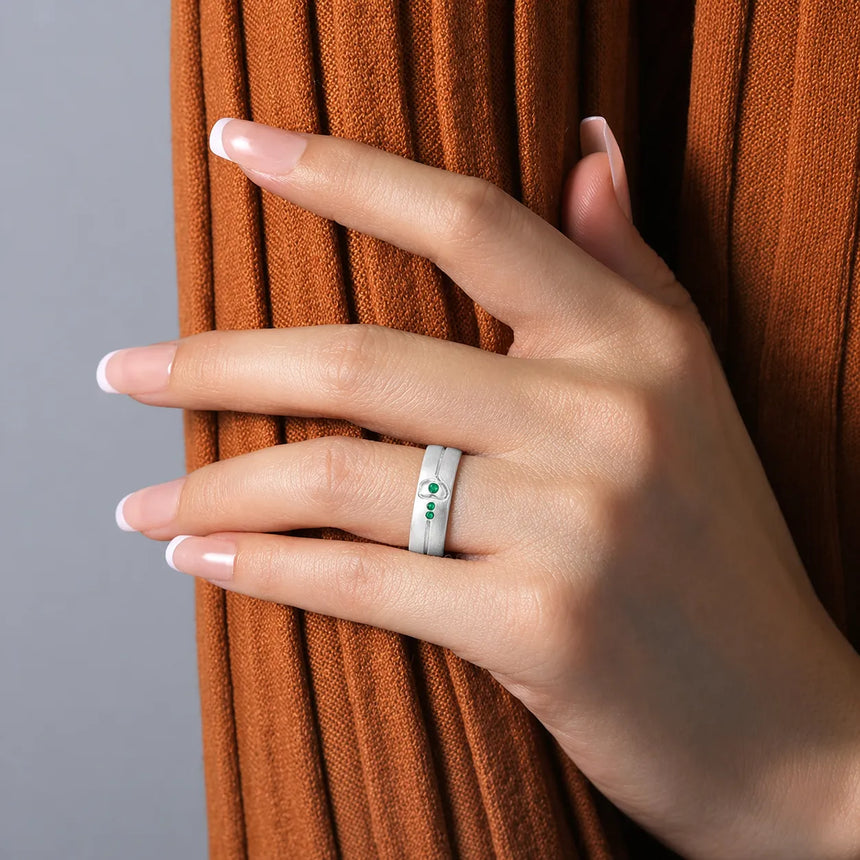 Natural emerald band ring in 18K white gold | SARATTI