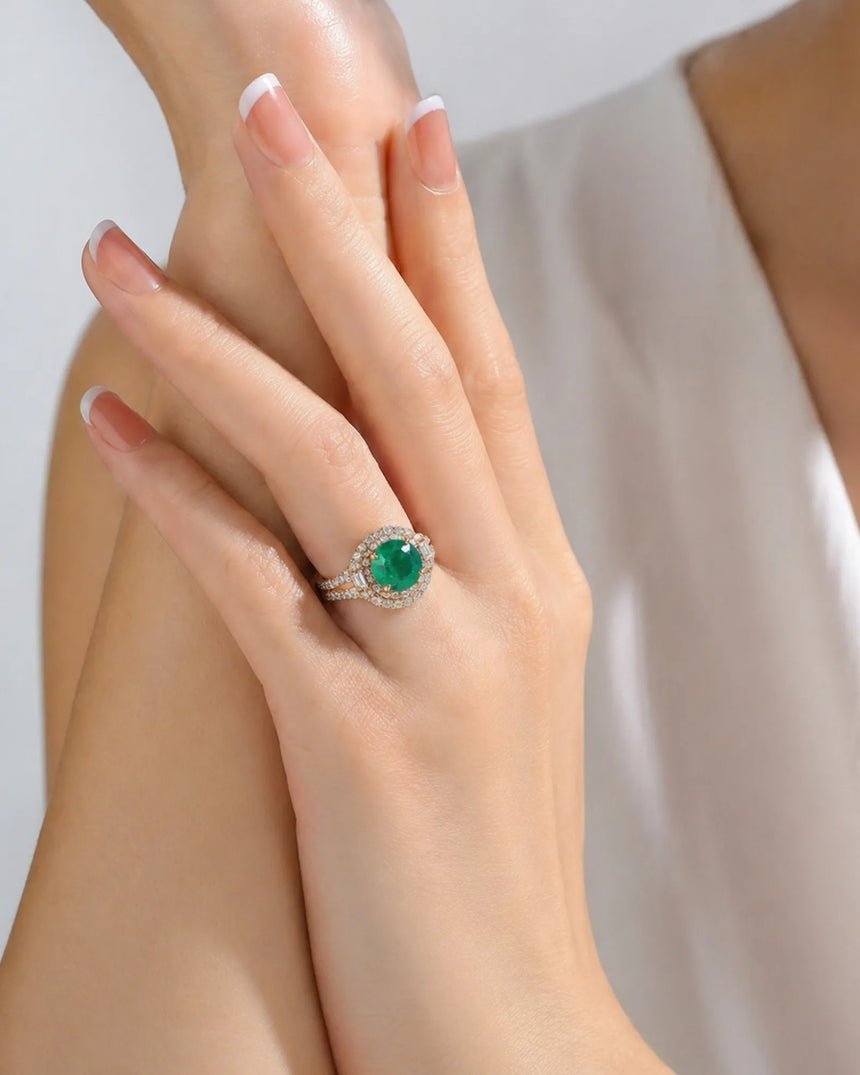 Natural emerald ring with diamond halo and split arc band in 18K yellow gold | SARATTI