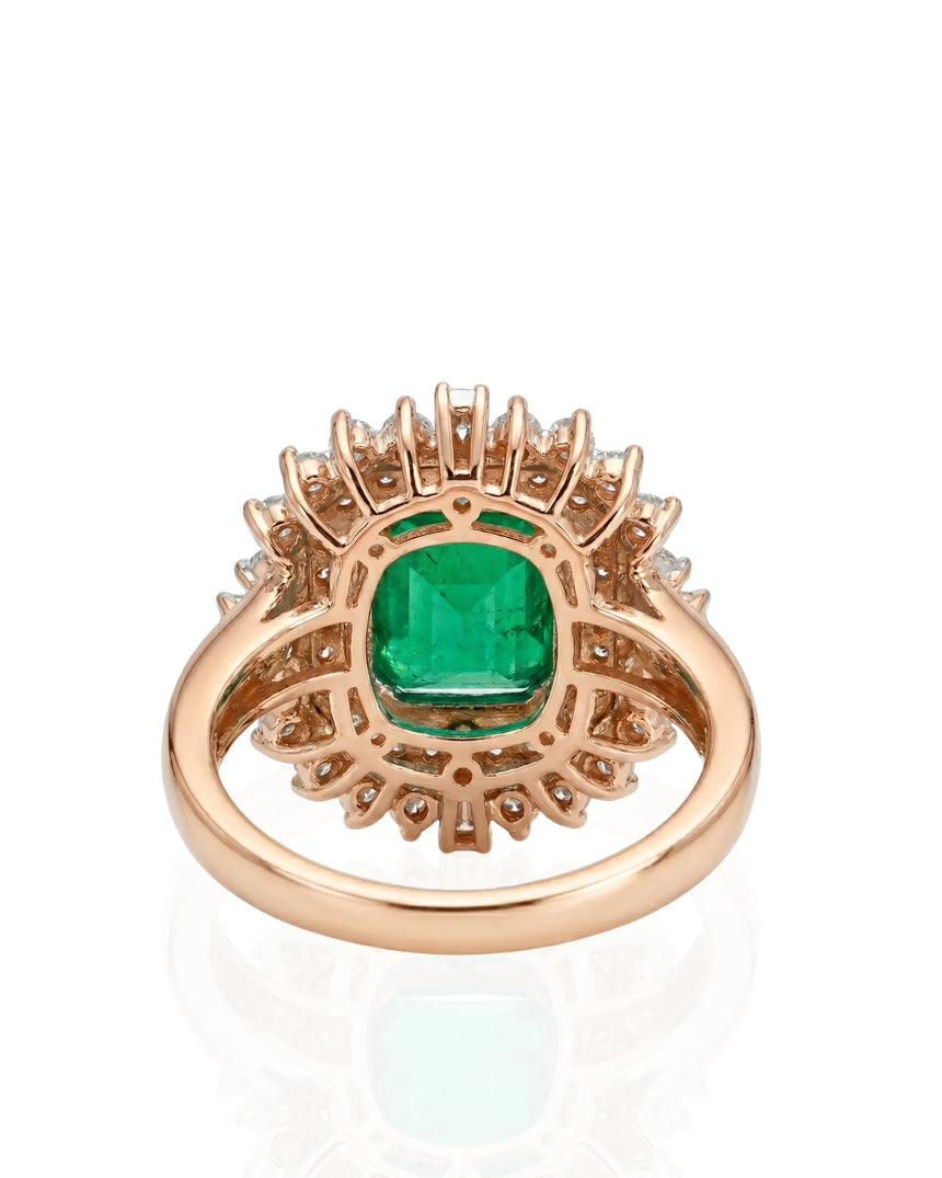 Natural emerald sunburst ring with diamond cluster frame in 18K rose gold | SARATTI