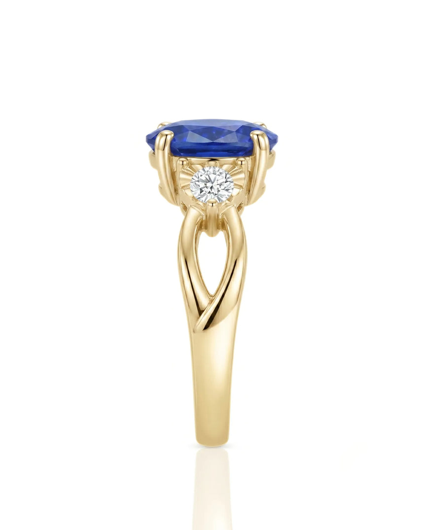 Natural oval sapphire ring with two round diamond accents in 18K yellow gold | SARATTI