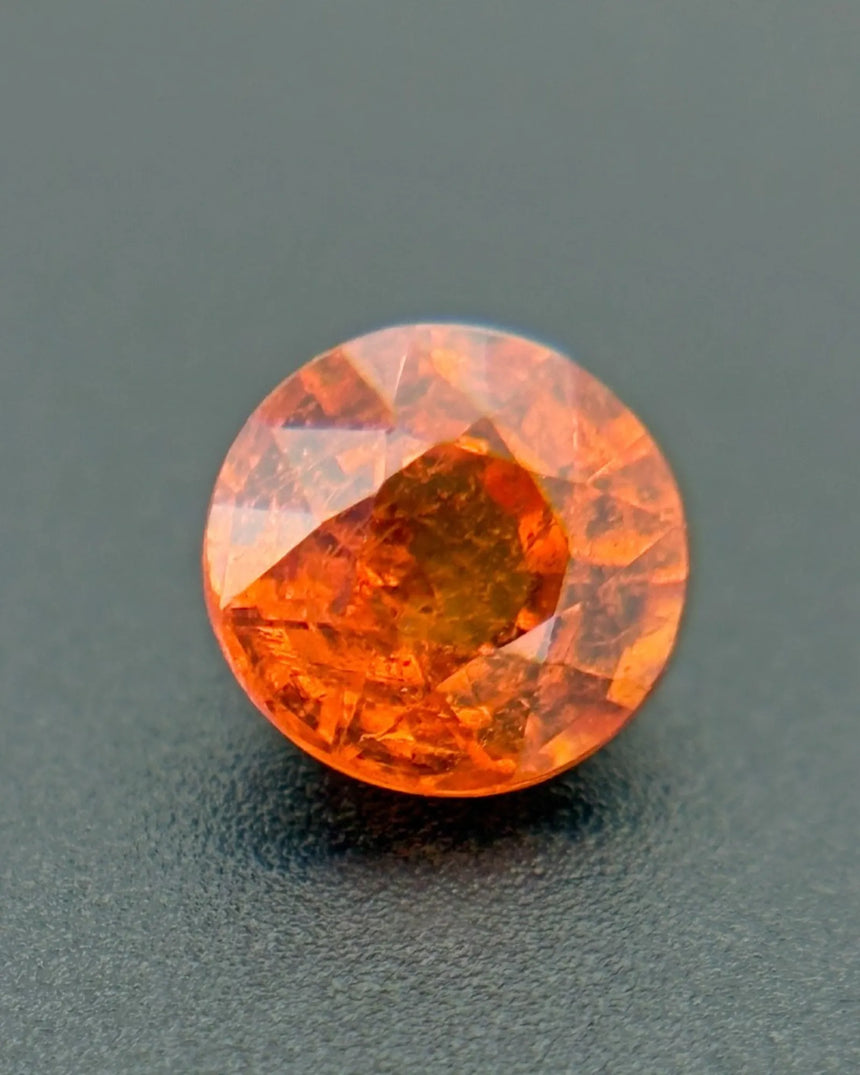 Orange Spessartine Garnet with reddish colour flashes | SARATTI