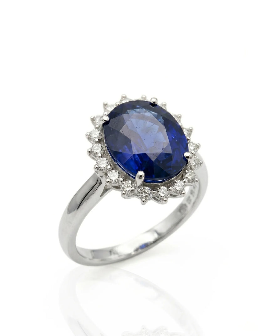 Oval blue sapphire ring with round diamond halo in platinum | SARATTI