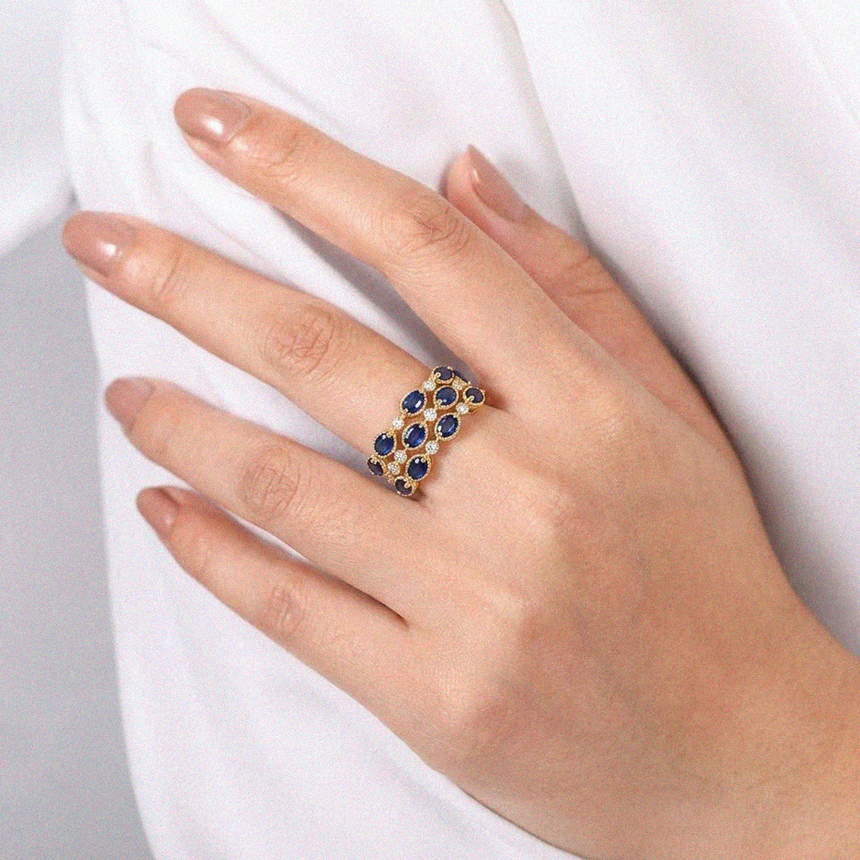 Oval blue sapphire woven band ring in yellow gold | SARATTI