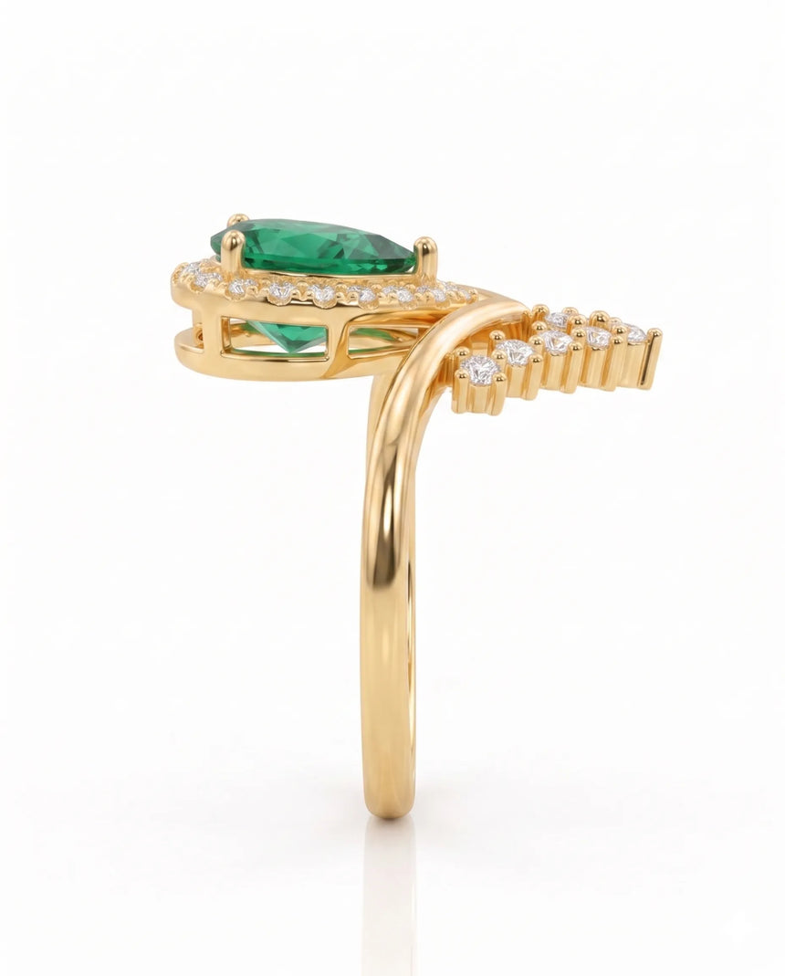 Pear cut emerald diamond ring in 18K yellow gold | SARATTI