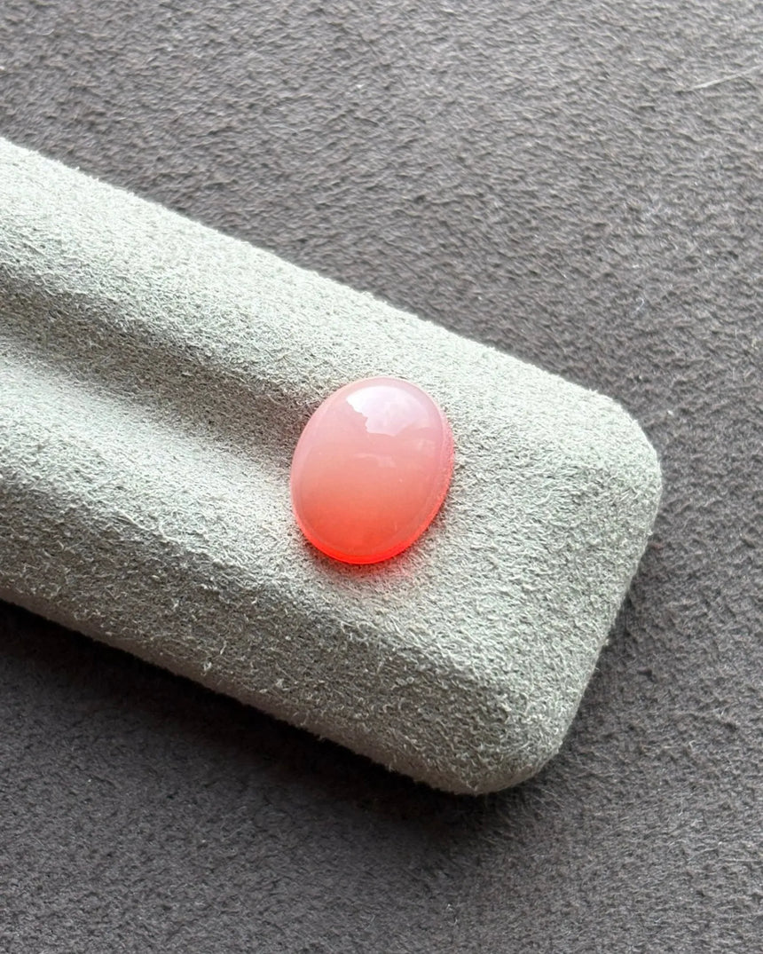 Pink Opal oval cabochon measuring 8.1 × 10 mm | SARATTI