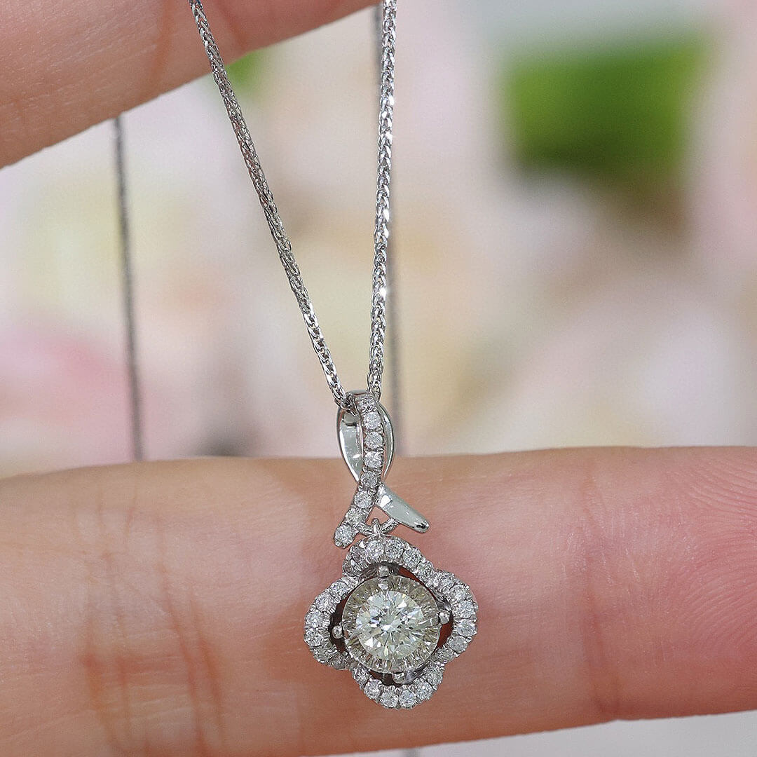 Model holds the Stella Piscium Diamond Chain Necklace between her fingers | Saratti