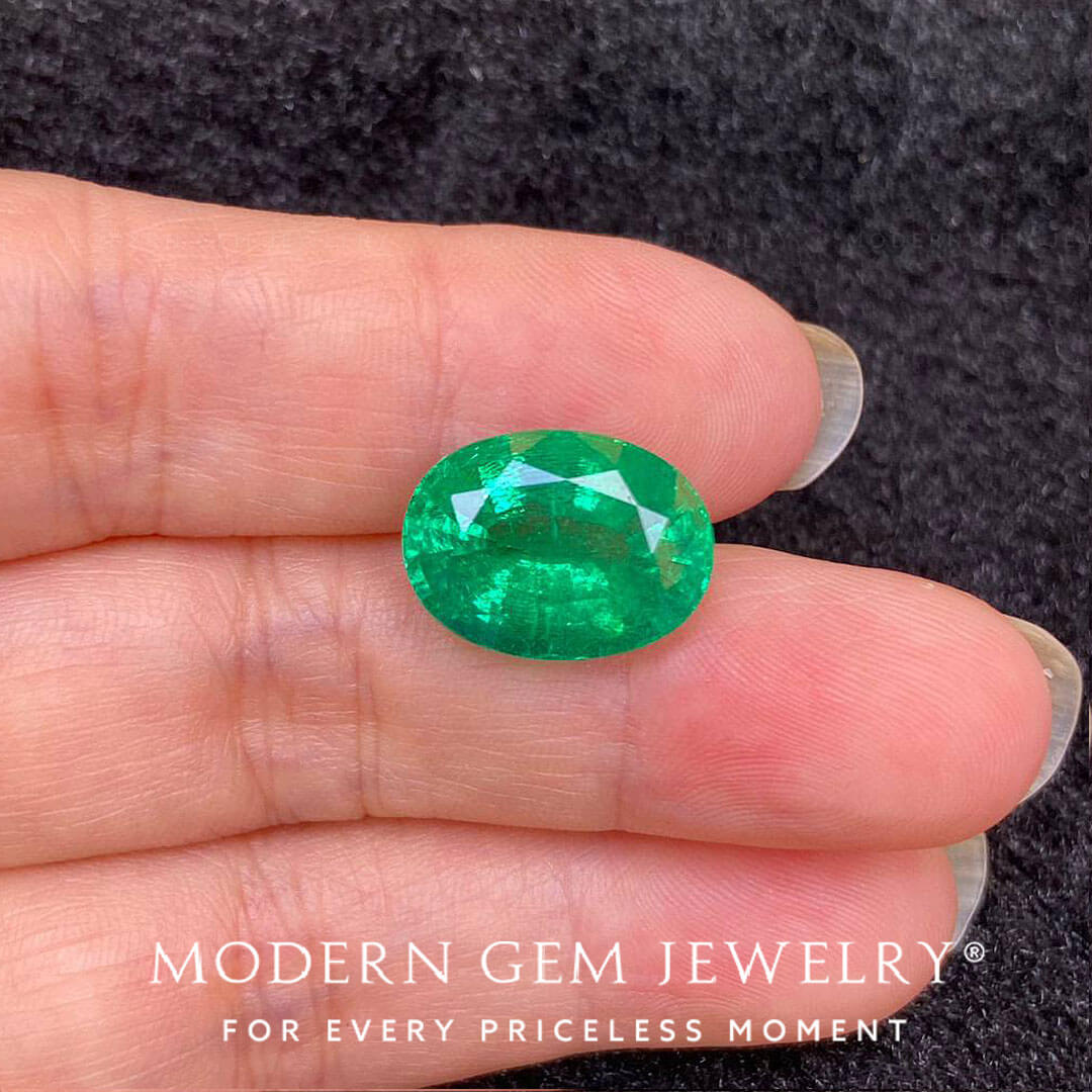Zambian Oval Natural Emerald Gemstone | 8.75 Carats | Modern Gem Jewelry | Saratti