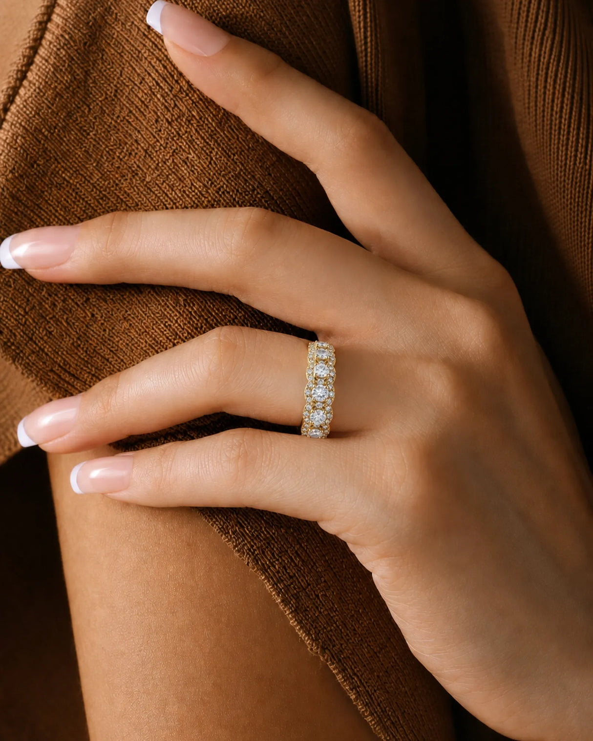 Round diamond band with sparkling accent diamonds and full eternity silhouette in 18K yellow gold SARATTI