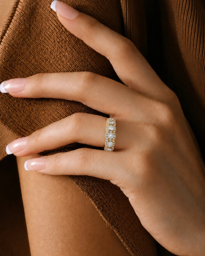 Round diamond band with sparkling accent diamonds and full eternity silhouette in 18K yellow gold SARATTI