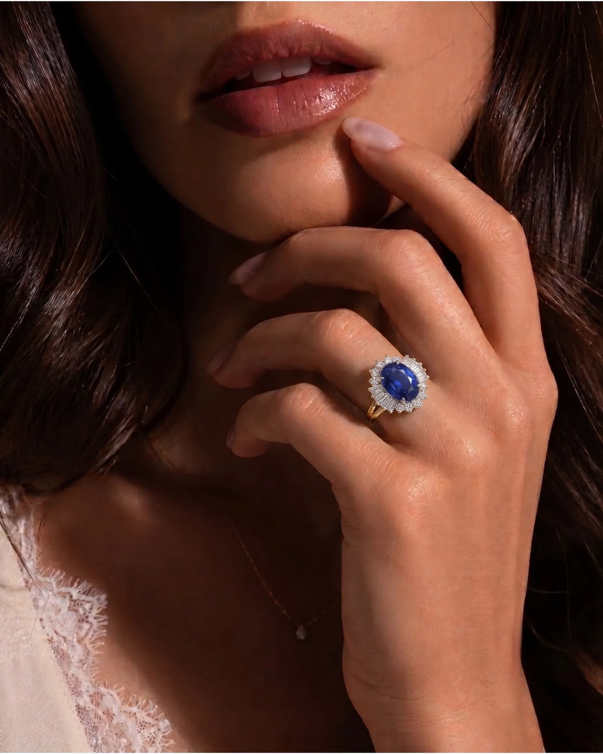 Royal blue oval sapphire ring with diamond halo in 18K yellow gold | SARATTI
