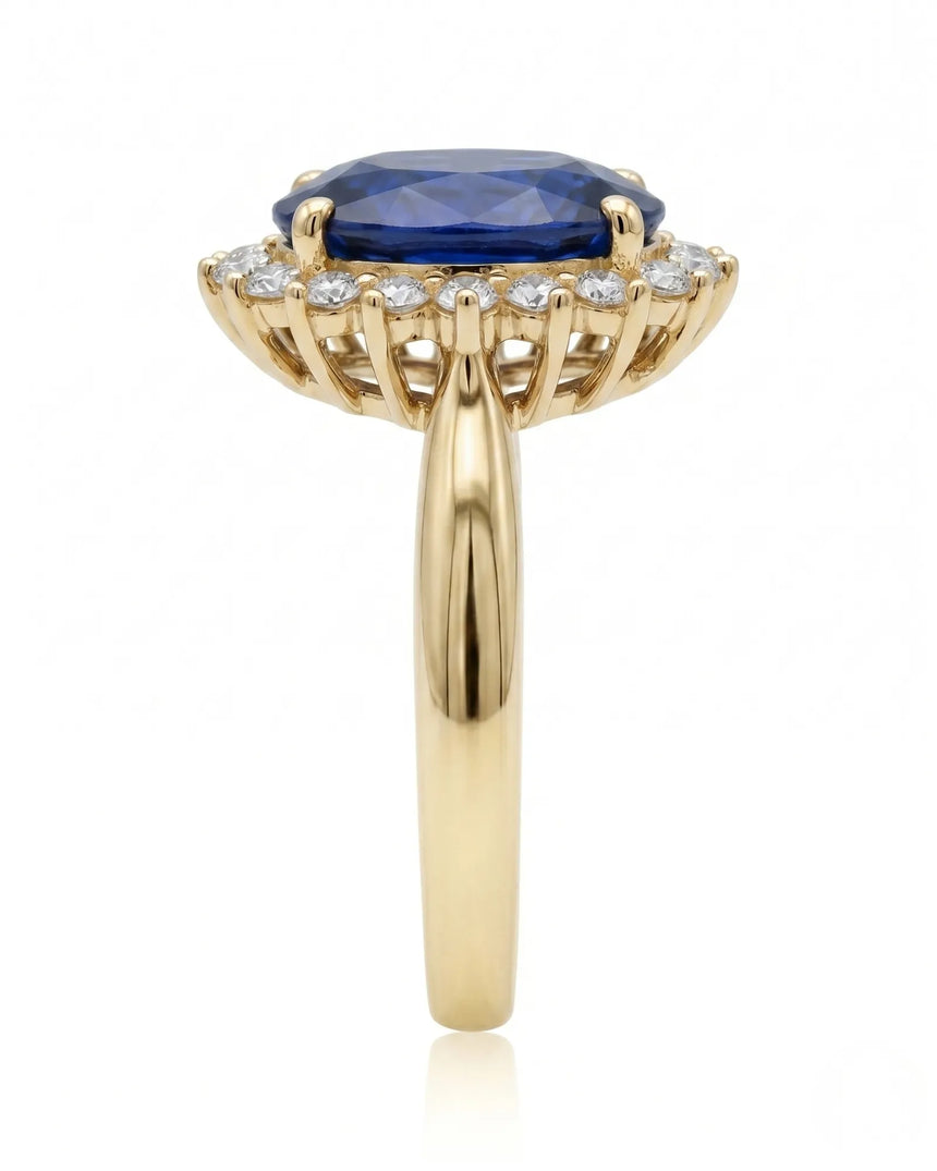Sapphire and diamond engagement ring with royal halo design in yellow gold | SARATTI