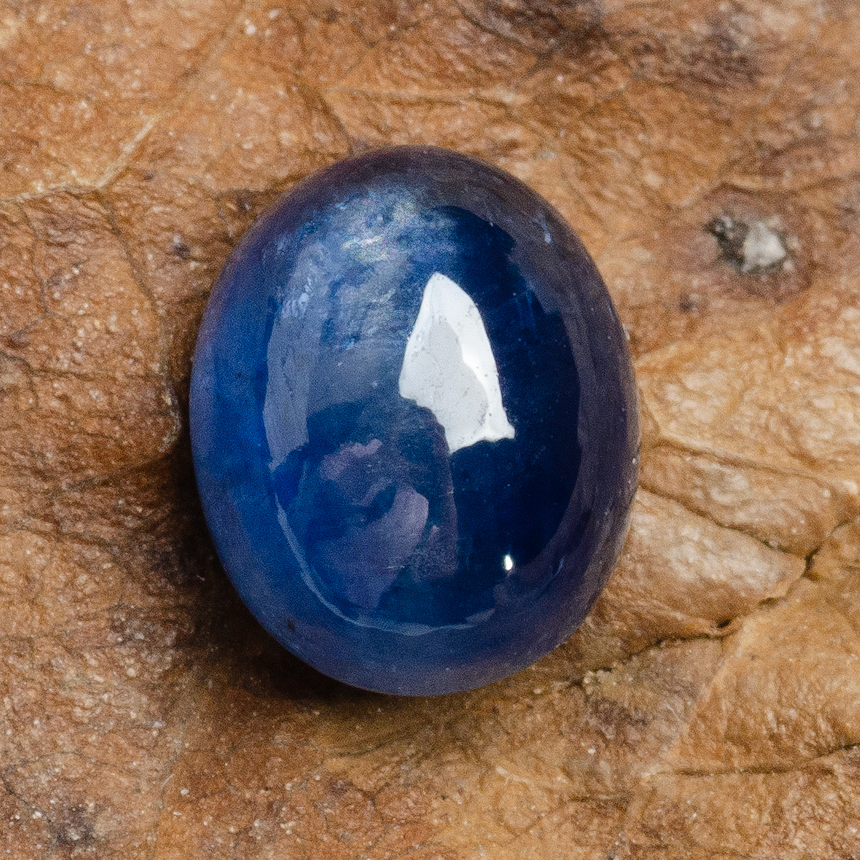 Side profile of 1.16 carat oval cabochon blue sapphire | SARATTI