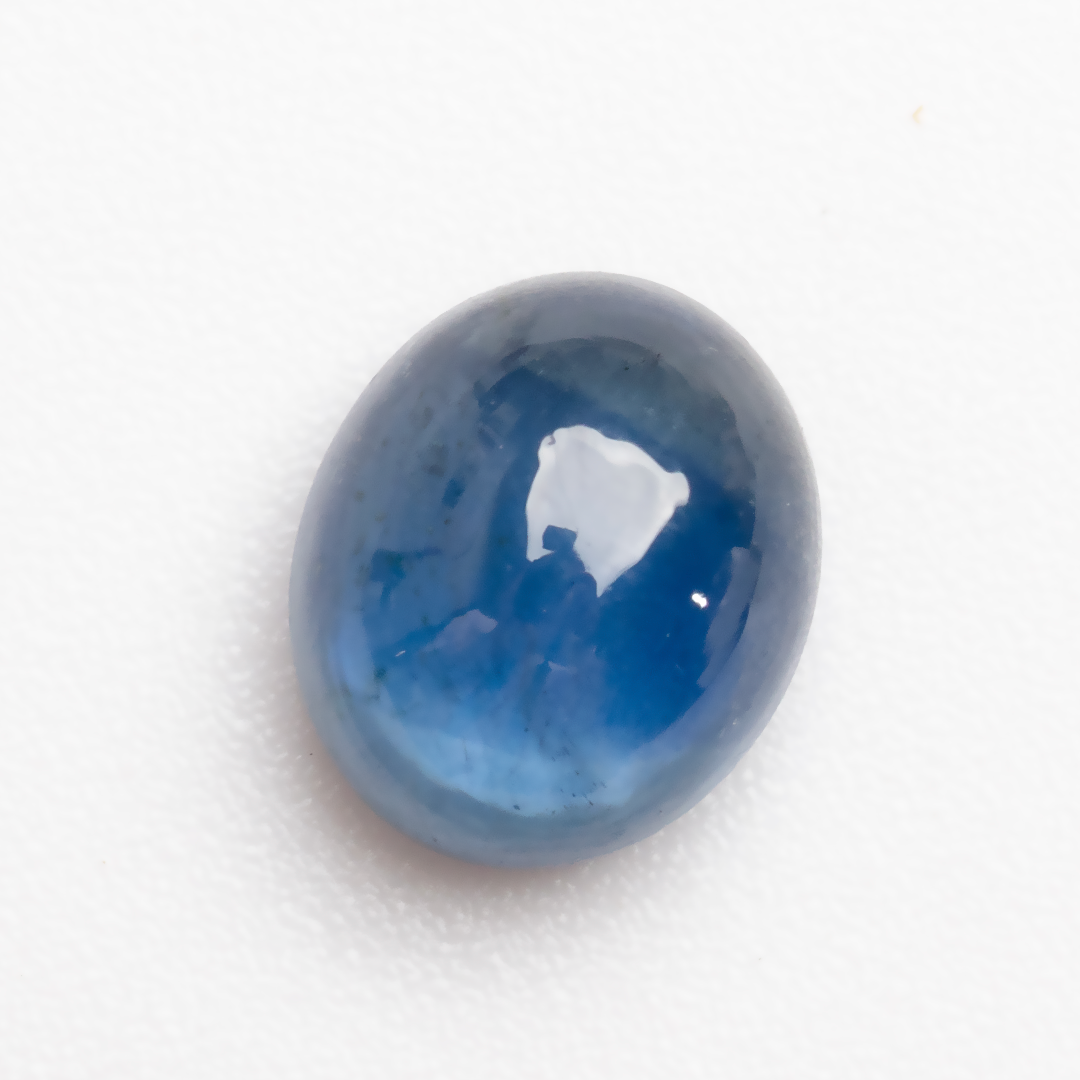 Side profile view of smooth cabochon cut blue sapphire | SARATTI