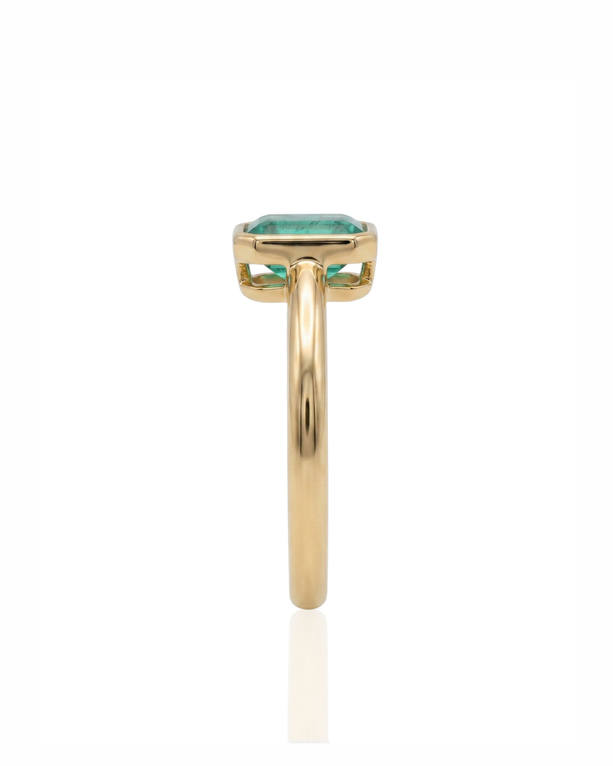 Square natural emerald solitaire ring in 18K Yellow Gold | SARATTI
