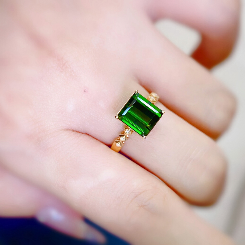 18K Yellow Gold Green Tourmaline Ring with Diamonds