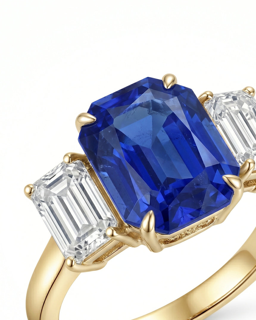 Three-stone sapphire ring with step-cut diamonds and refined 18K yellow gold setting | SARATTI