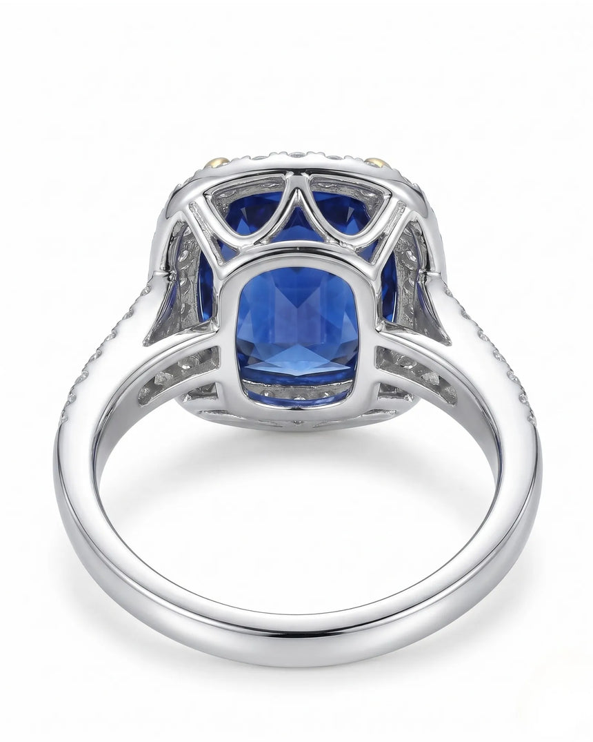Two-tone sapphire ring with yellow gold prongs and diamond halo in 18K white gold -- SARATTI.