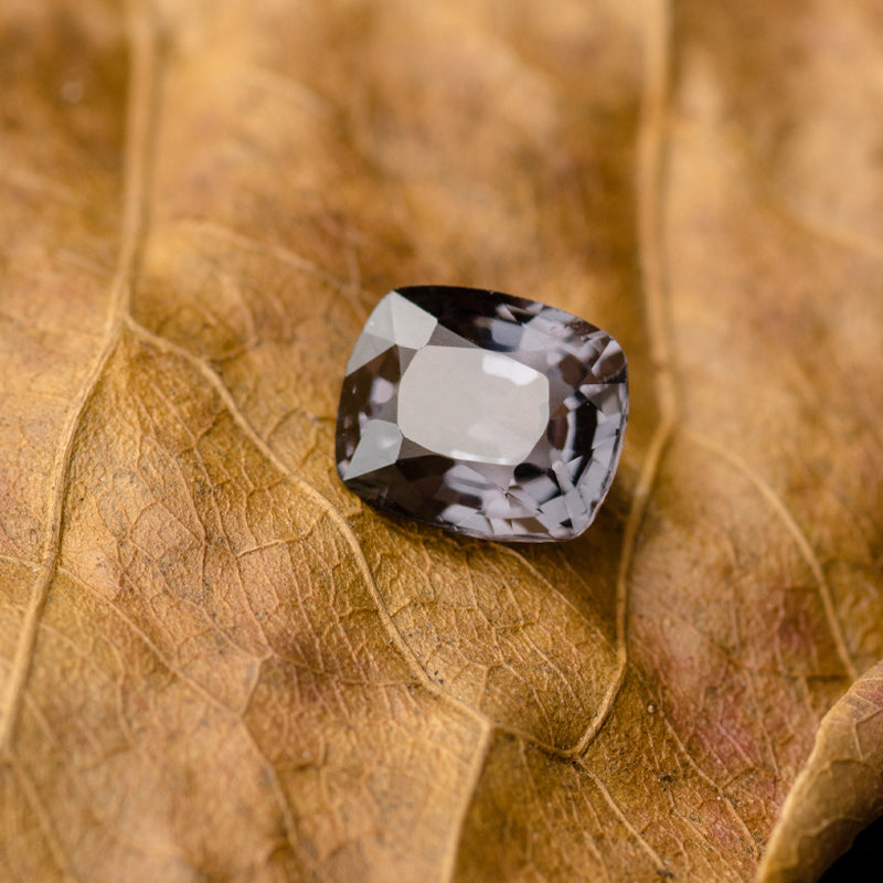 VS Clarity Natural Spinel Gemstone with 5.5 x 6.5mm dimensions | Saratti