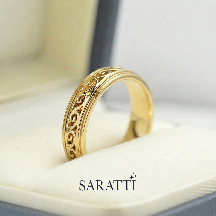 Vintage mens wedding band worn on hand in 18K yellow gold | SARATTI