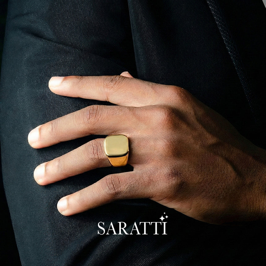 Mens wedding band worn on hand in 18K yellow gold | SARATTI