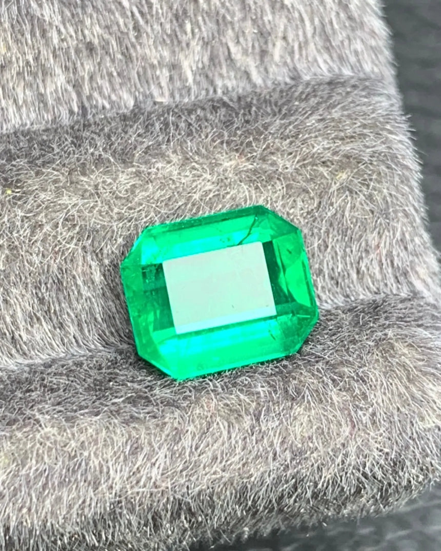 Vivid Green Natural Emerald close-up showing internal characteristics | SARATTI