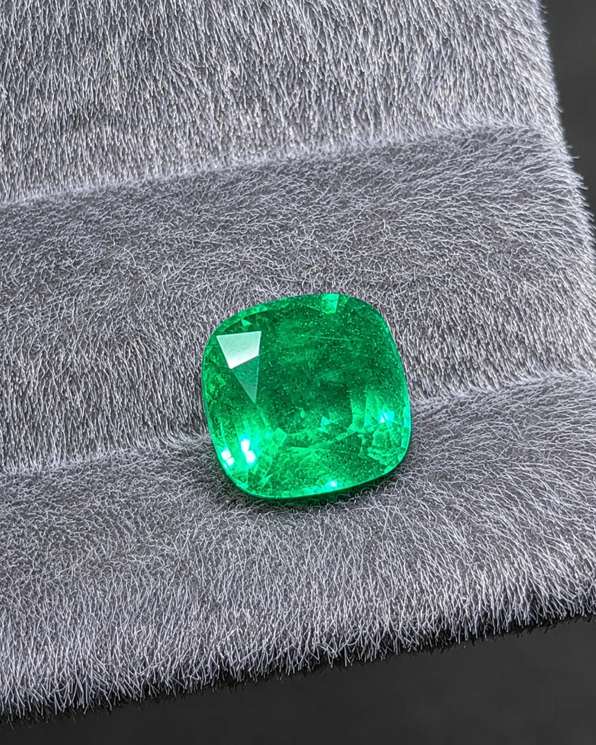 Vivid green Emerald cushion shown under directional light | SARATTI
