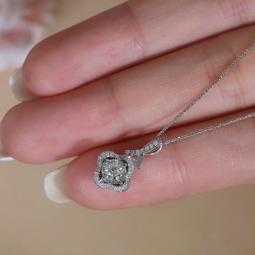 Model holds the Stella Piscium Diamond Chain Necklace in her hand | Saratti