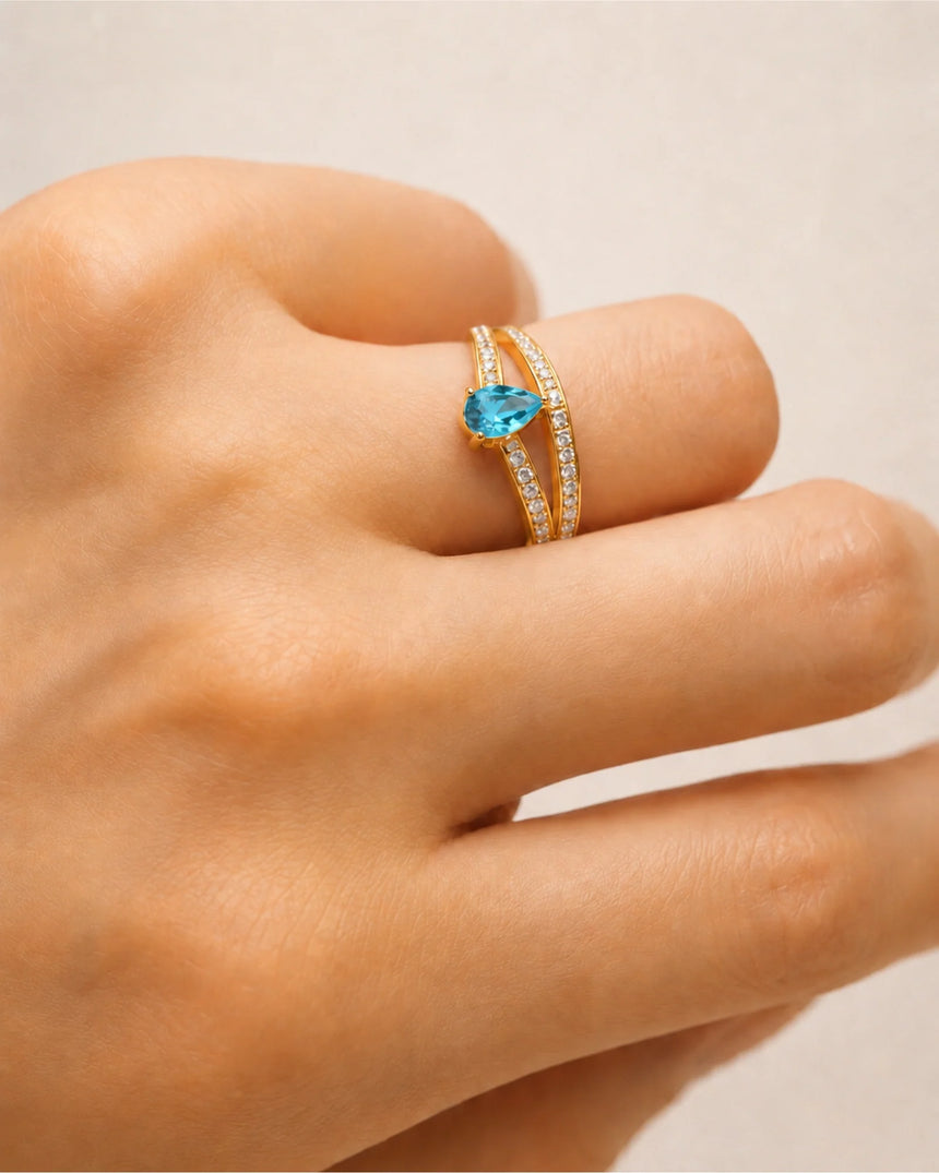 Aveline Vow pear-cut Aquamarine diamond split-shank ring setting in Yellow Gold, top view | SARATTI