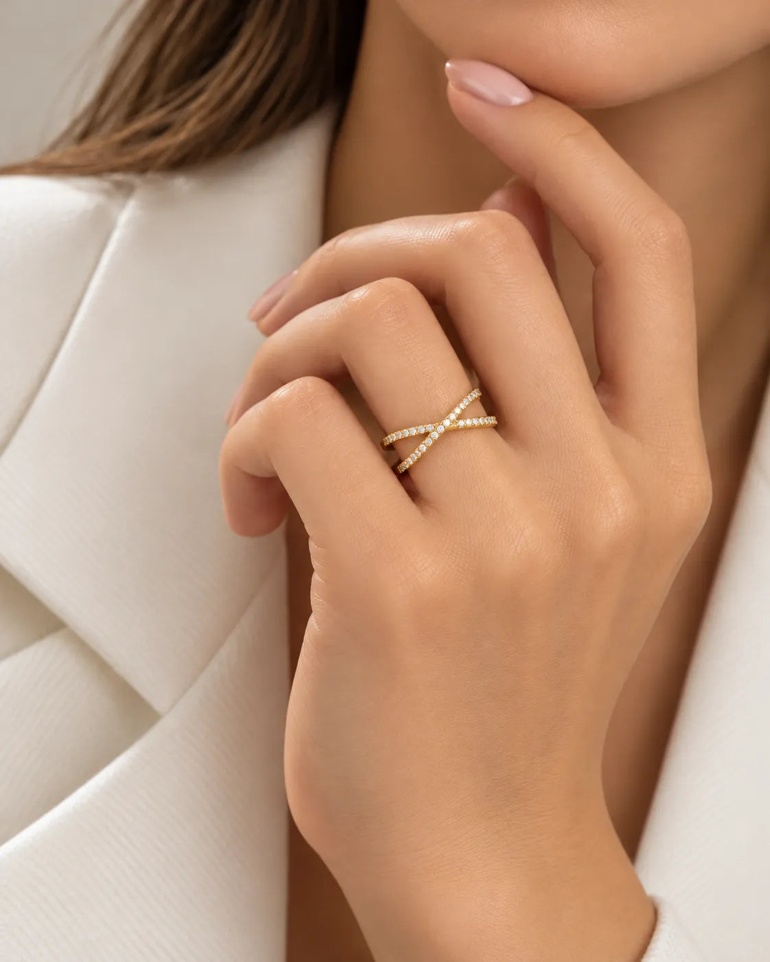 Beauty portrait of the criss cross diamond wedding band in 18K yellow gold with round brilliant diamonds | SARATTI