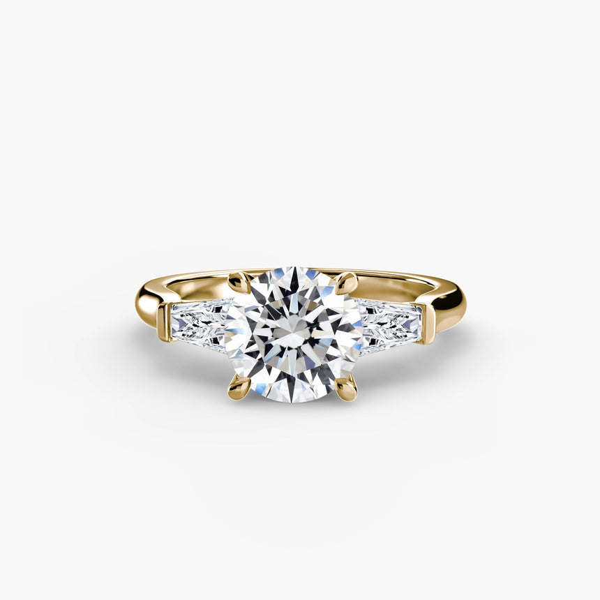 IMPERIAL – Round Cut Baguette Three-Stone Ring Setting in Yellow Gold | SARATTI