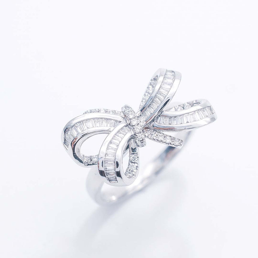 18K White Gold on grey background | SARATTI