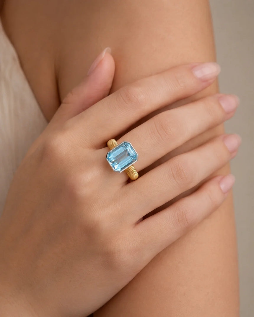 Rivage Bezel emerald-cut Aquamarine ribbed bezel solitaire ring setting in Yellow Gold, front view | SARATTI
