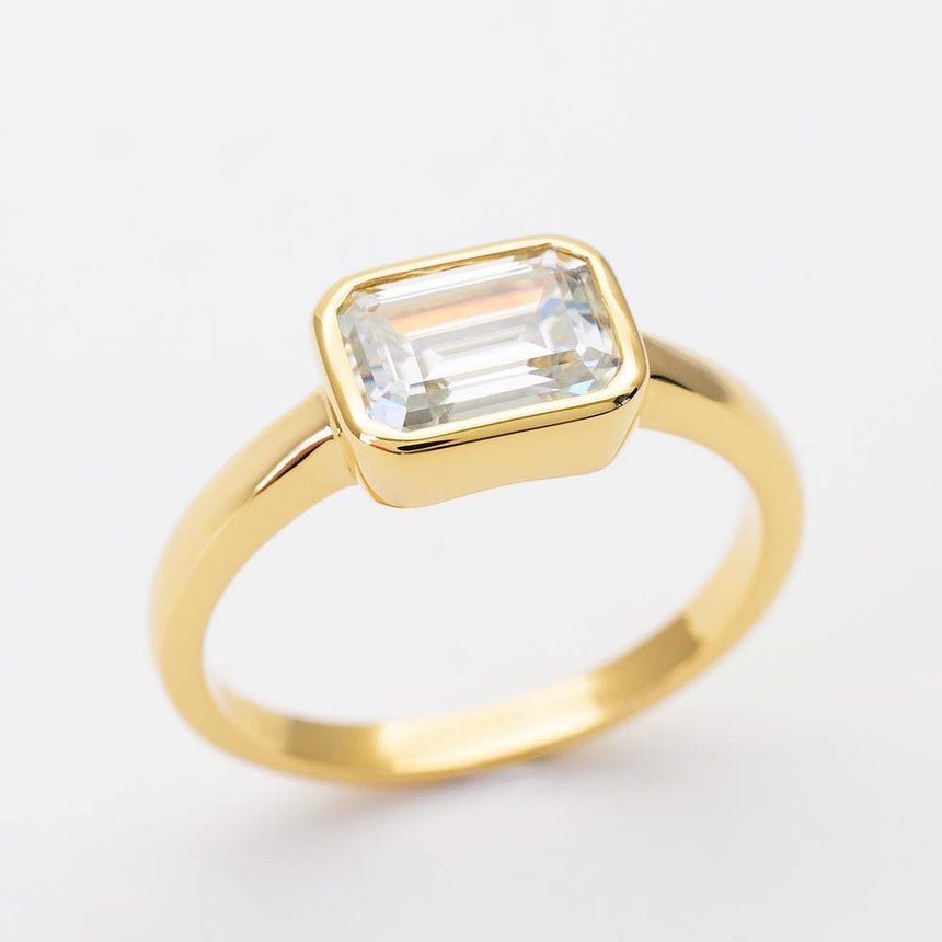 Exquisite Natalia Emerald Cut Diamond Ring in Yellow Gold | Modern Gem Jewelry | Saratti