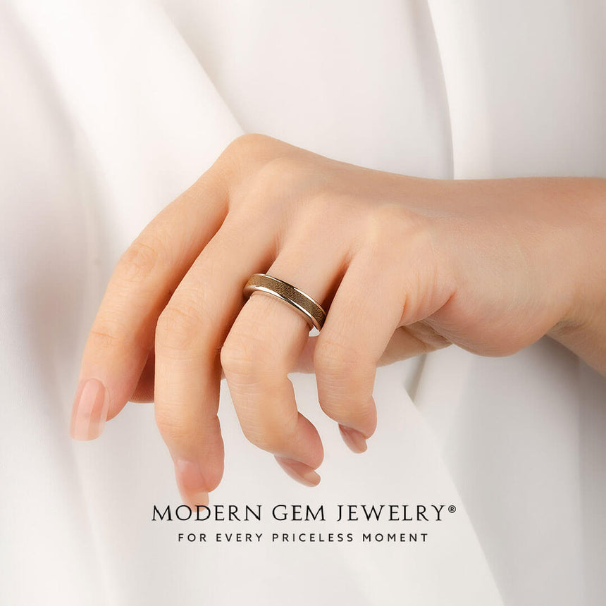 Women's Comfort -Fit Wood-Inspired Band in 18K White Gold | Modern Gem Jewelry | Saratti