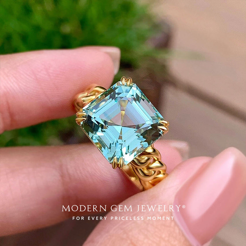 Blue Ring in 18K Yellow Gold with Aquamarine Center Stone | Modern Gem Jewelry | Saratti