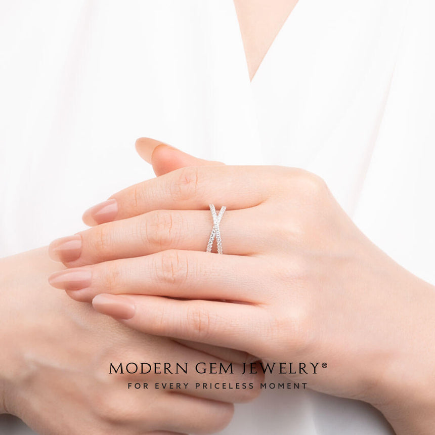 Criss Cross Wedding Band with Diamonds in 18K White Gold | Modern Gem Jewelry | Saratti