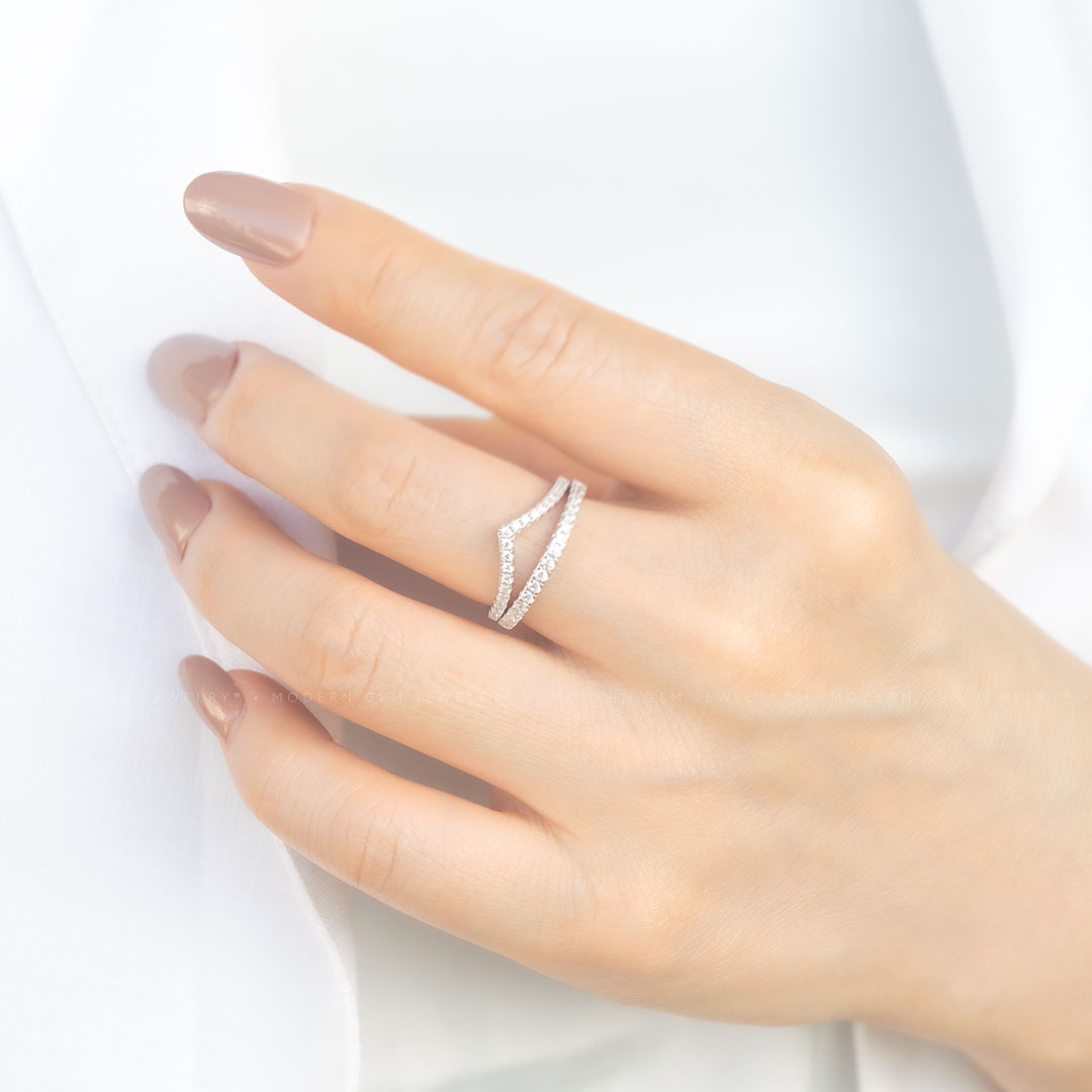 Curved diamond wedding band in 18K white gold worn on hand | SARATTI