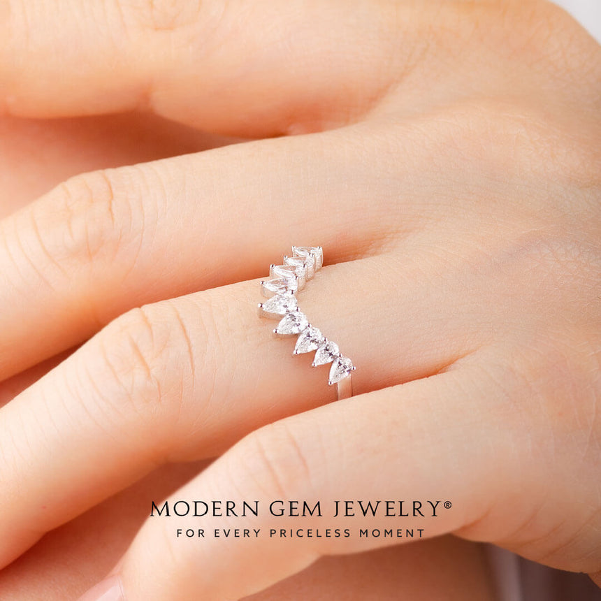Curved Wedding Band Tiara Inspired on Female's Finger | Modern Gem Jewelry | Saratti