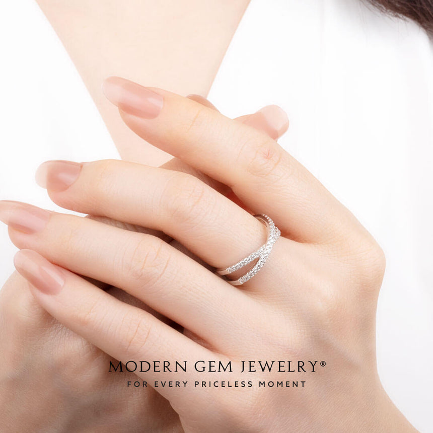 Special Criss Cross Wedding Band with Diamonds in 18K White Gold | Modern Gem Jewelry | Saratti
