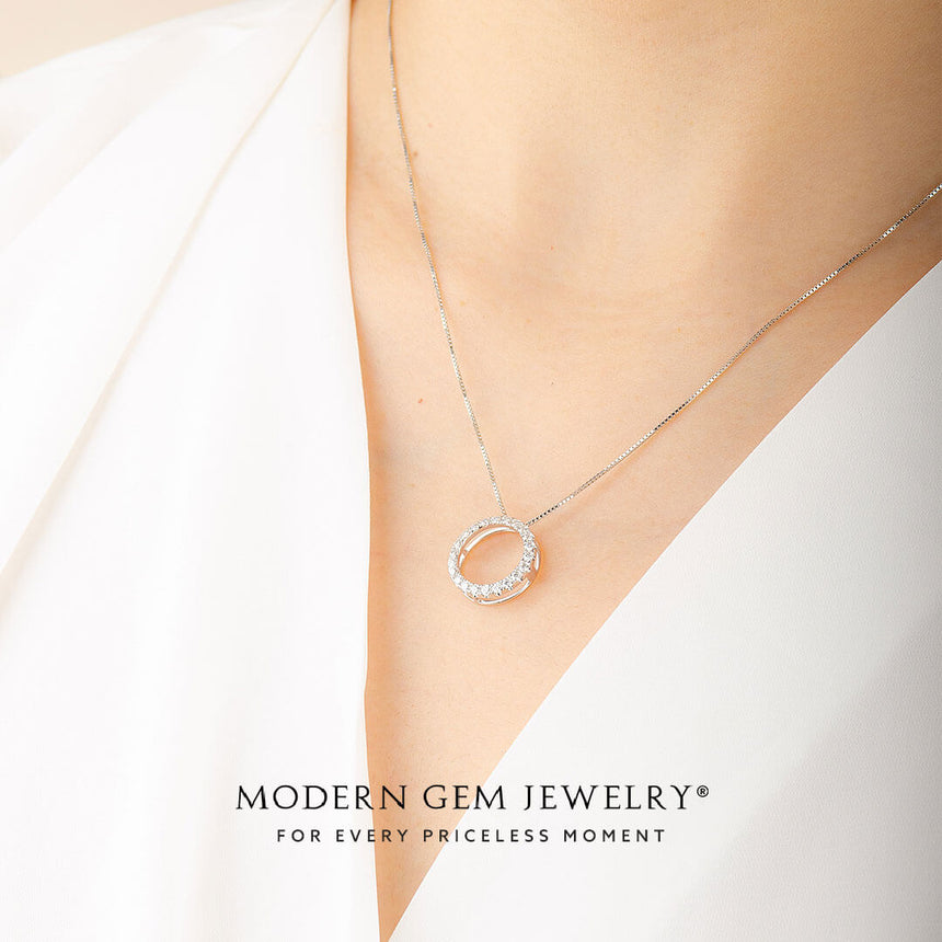 Round-Diamond Round Necklace in 18K White Gold | Saratti